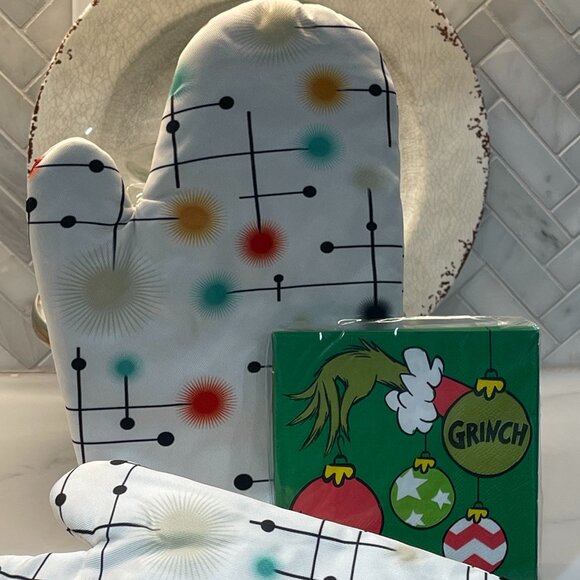 Retro Bundle: Pair of Oven Mitts + Grinch Holiday Napkins - Picture 10 of 11